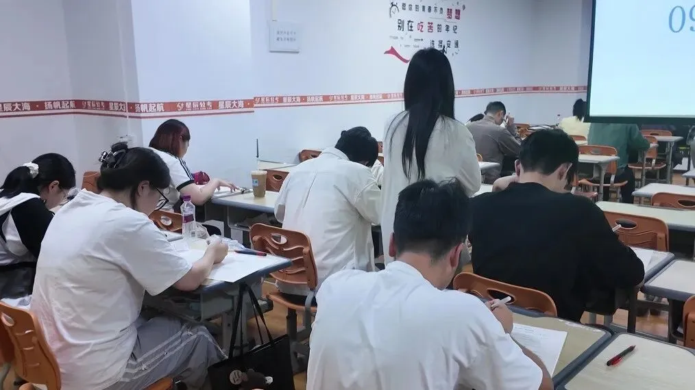 现场直击 | 星辰公考月度模考大赛今日开考!全真考场,验证实力!-第4张图片-四季读书网 现场直击 | 星辰公考月度模考大赛今日开考!全真考场,验证实力!-第4张图片-四季读书网
