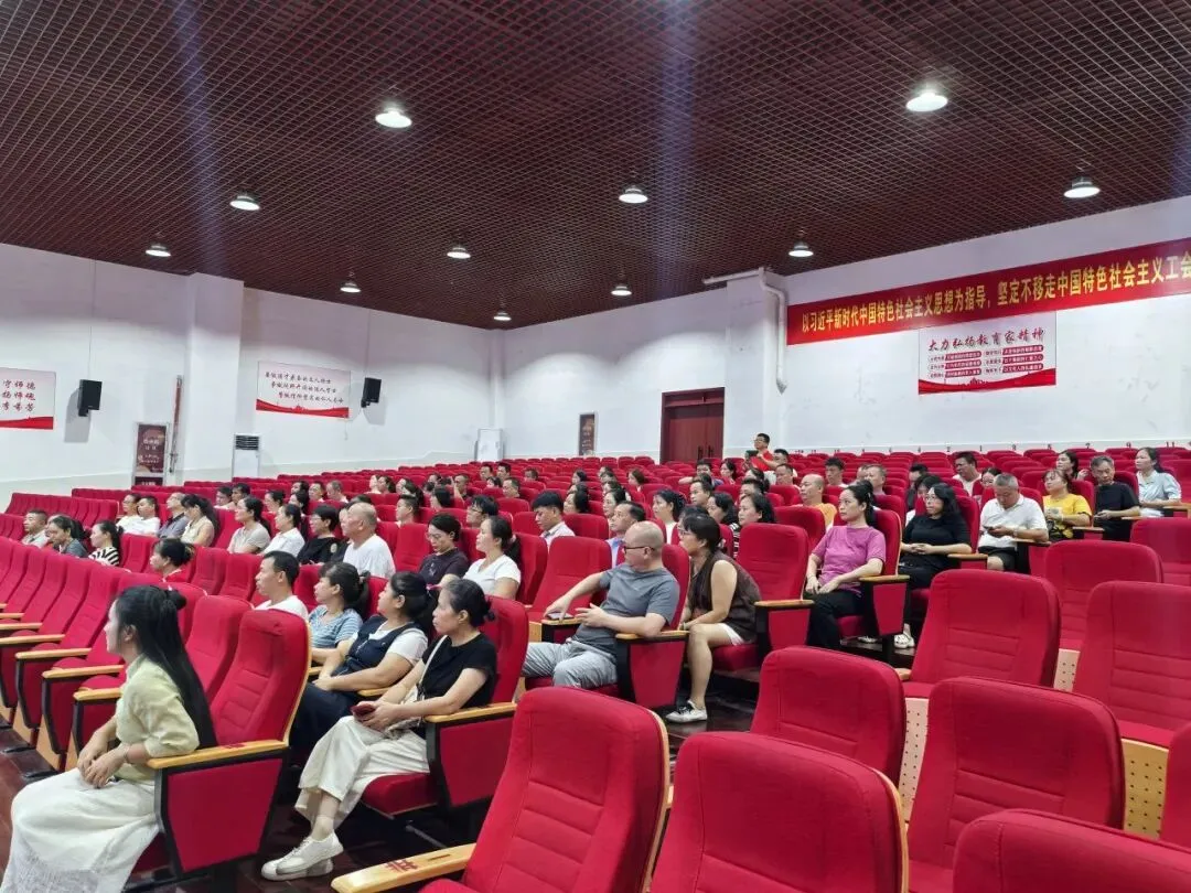 同心备战高考 携手静待花开——赣县中学创新级部高三创新班家长会圆满召开-第16张图片-四季读书网 同心备战高考 携手静待花开——赣县中学创新级部高三创新班家长会圆满召开-第16张图片-四季读书网