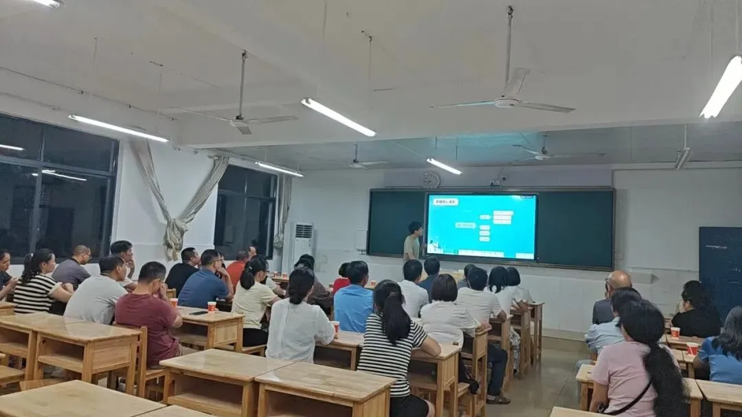 同心备战高考 携手静待花开——赣县中学创新级部高三创新班家长会圆满召开-第21张图片-四季读书网 同心备战高考 携手静待花开——赣县中学创新级部高三创新班家长会圆满召开-第21张图片-四季读书网