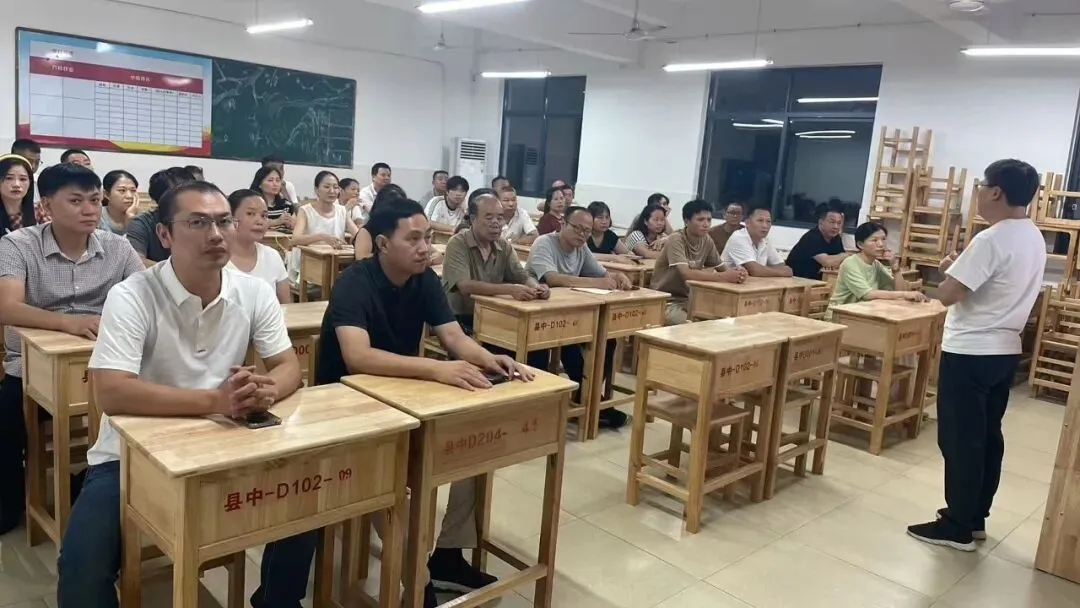 同心备战高考 携手静待花开——赣县中学创新级部高三创新班家长会圆满召开-第24张图片-四季读书网 同心备战高考 携手静待花开——赣县中学创新级部高三创新班家长会圆满召开-第24张图片-四季读书网