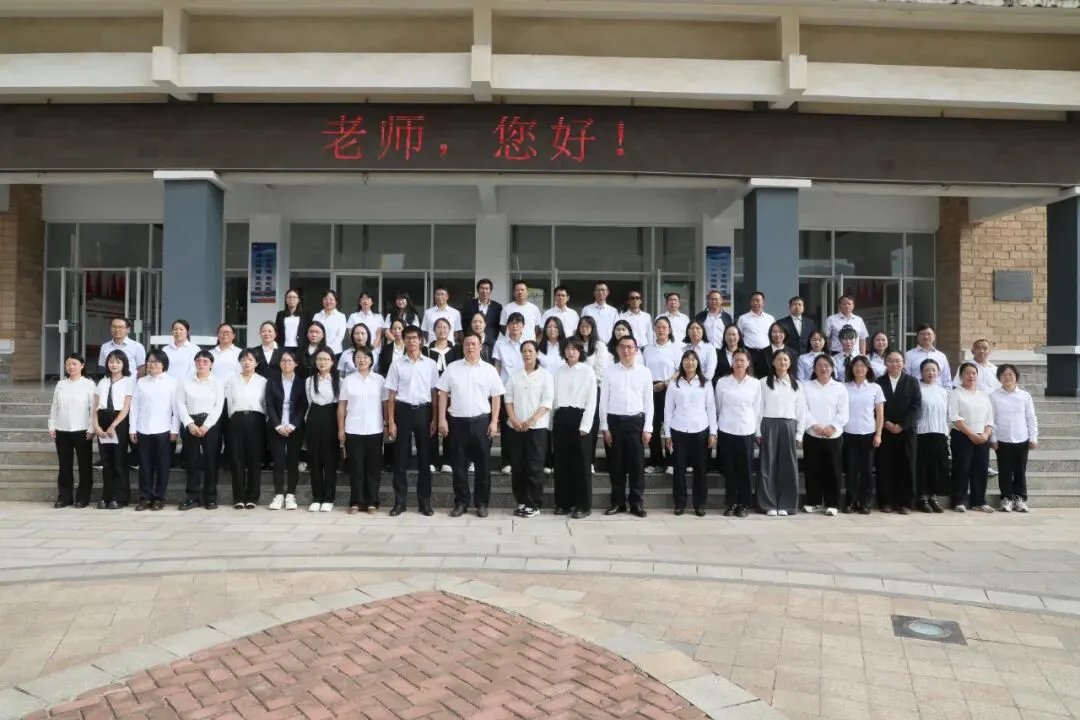 钟屏中学初三年级组|守得云开,共赴山海——九年级教师团队风采展示-第1张图片-四季读书网