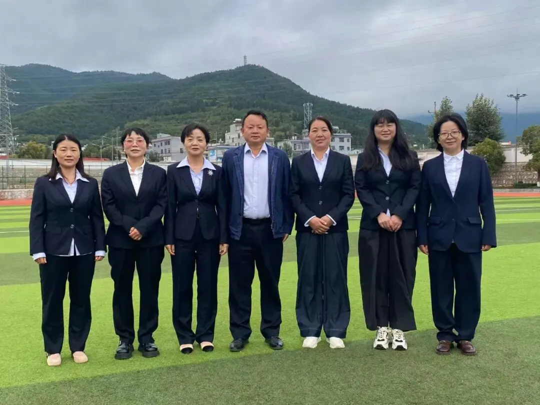 钟屏中学初三年级组|守得云开,共赴山海——九年级教师团队风采展示-第11张图片-四季读书网