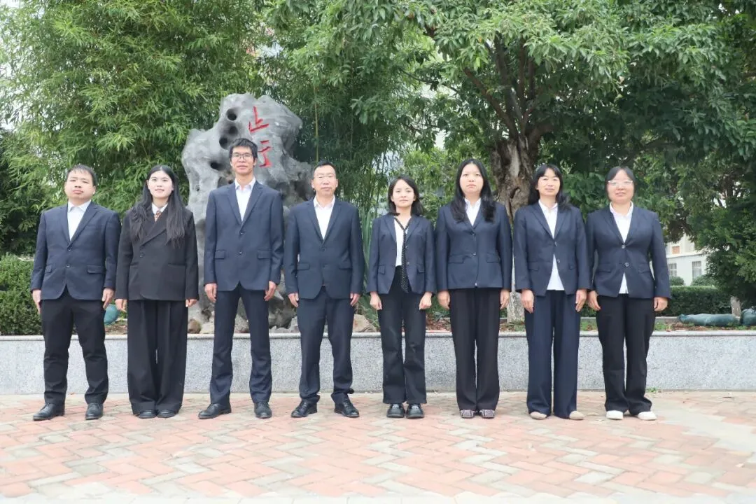 钟屏中学初三年级组|守得云开,共赴山海——九年级教师团队风采展示-第13张图片-四季读书网