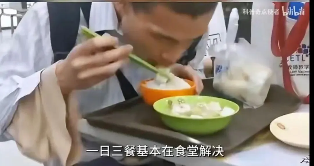 初一辍学的于东来,招保洁保安也要本科,要求25岁以下:900个岗位,45分钟抢光-第2张图片-四季读书网