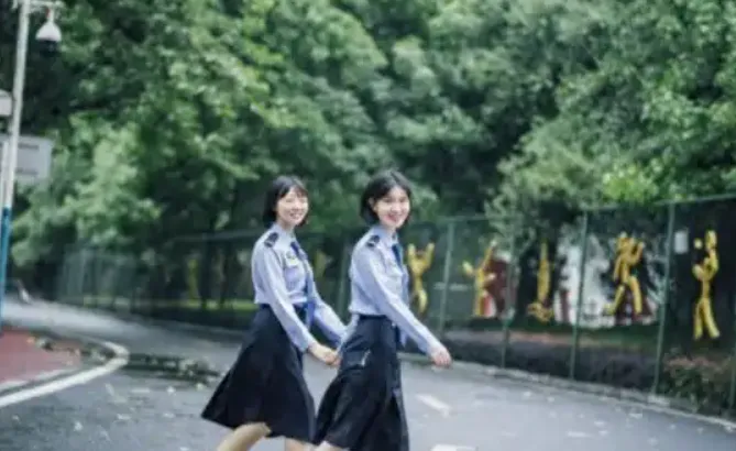 上海 26 年高考,一共六万多名考生,竟然有 6000 多人报名警校.就是说,上海 10 名考生,就有一个报名了警校,这还叫考生意愿不强烈?-第1张图片-四季读书网
