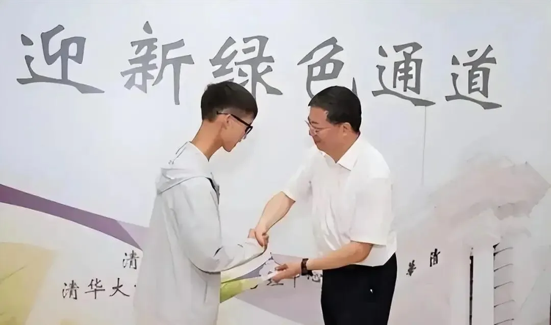 搬砖男孩林万东:高考713分,被嘲考上清华也没用的他,如今怎样-第2张图片-四季读书网 搬砖男孩林万东:高考713分,被嘲考上清华也没用的他,如今怎样-第2张图片-四季读书网