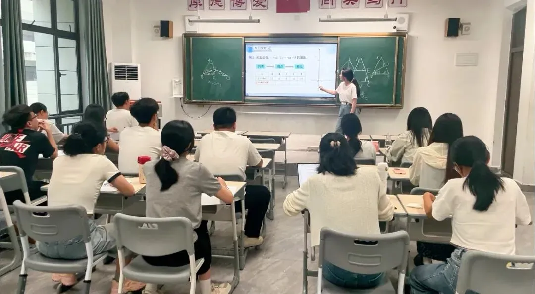 新初三开学即冲刺!2026中考全年备考规划,百问百答集训助力弯道超车-第13张图片-四季读书网