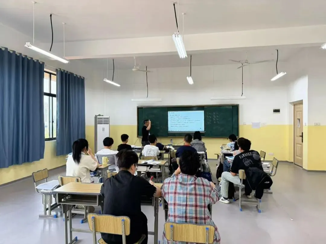 新初三开学即冲刺!2026中考全年备考规划,百问百答集训助力弯道超车-第17张图片-四季读书网