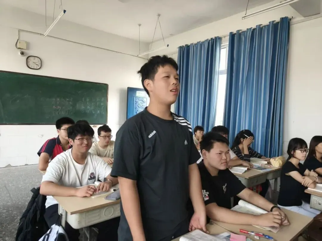 策马扬鞭,启航初三 ——九年级一班开学收心励志主题班会-第3张图片-四季读书网