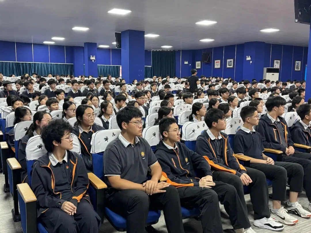 启初三新程 逐青春梦想 ——励志学校初三年级举行新学期誓师大会-第7张图片-四季读书网