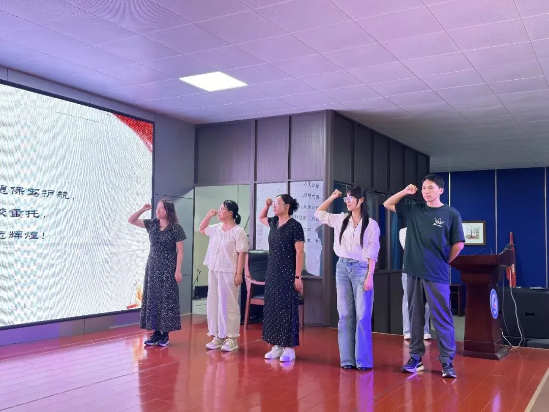 启初三新程 逐青春梦想 ——励志学校初三年级举行新学期誓师大会-第10张图片-四季读书网