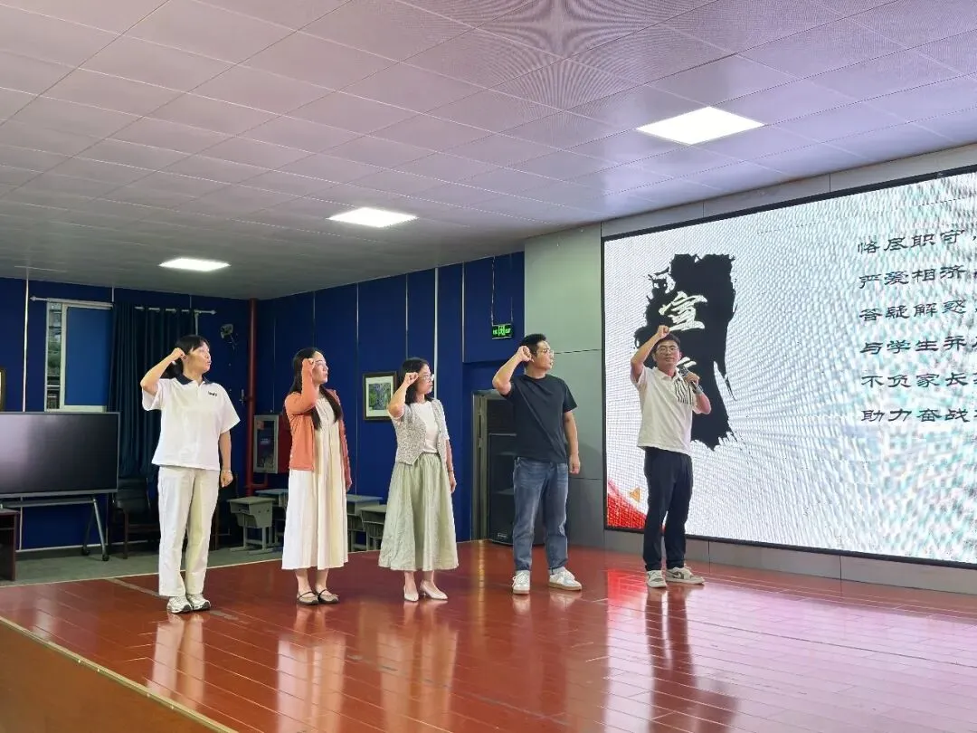 启初三新程 逐青春梦想 ——励志学校初三年级举行新学期誓师大会-第11张图片-四季读书网