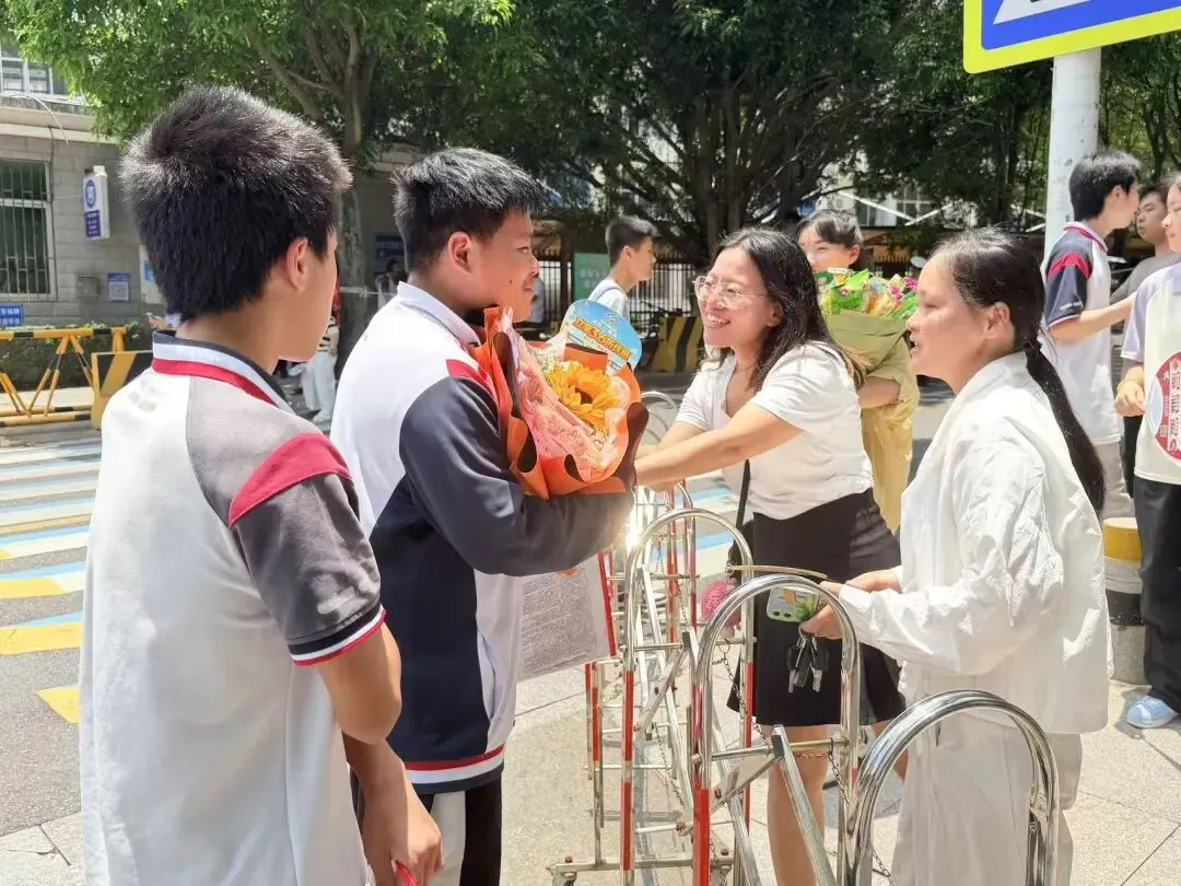 中考落幕|少年此程圆满,前路繁花万丈-第13张图片-四季读书网 中考落幕|少年此程圆满,前路繁花万丈-第13张图片-四季读书网
