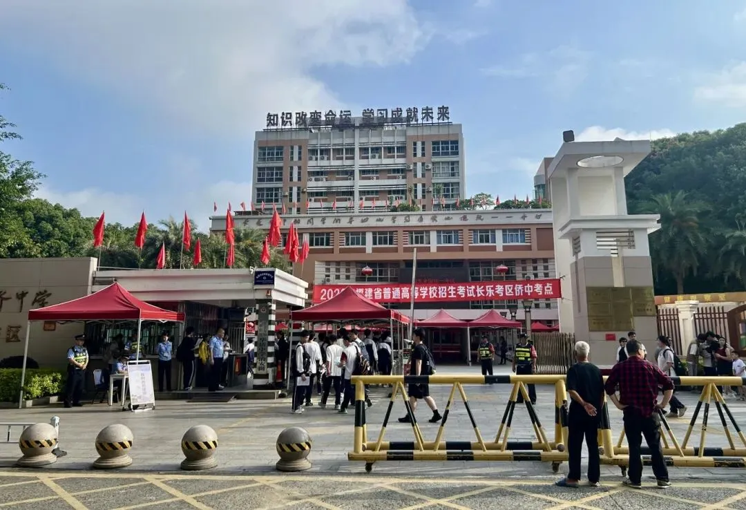 高考首日,每一个奔赴考场的你,都在闪闪发光!-第5张图片-四季读书网 高考首日,每一个奔赴考场的你,都在闪闪发光!-第5张图片-四季读书网