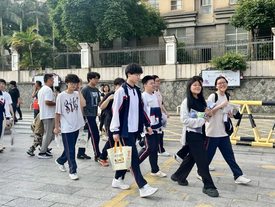 高考首日,每一个奔赴考场的你,都在闪闪发光!-第10张图片-四季读书网 高考首日,每一个奔赴考场的你,都在闪闪发光!-第10张图片-四季读书网