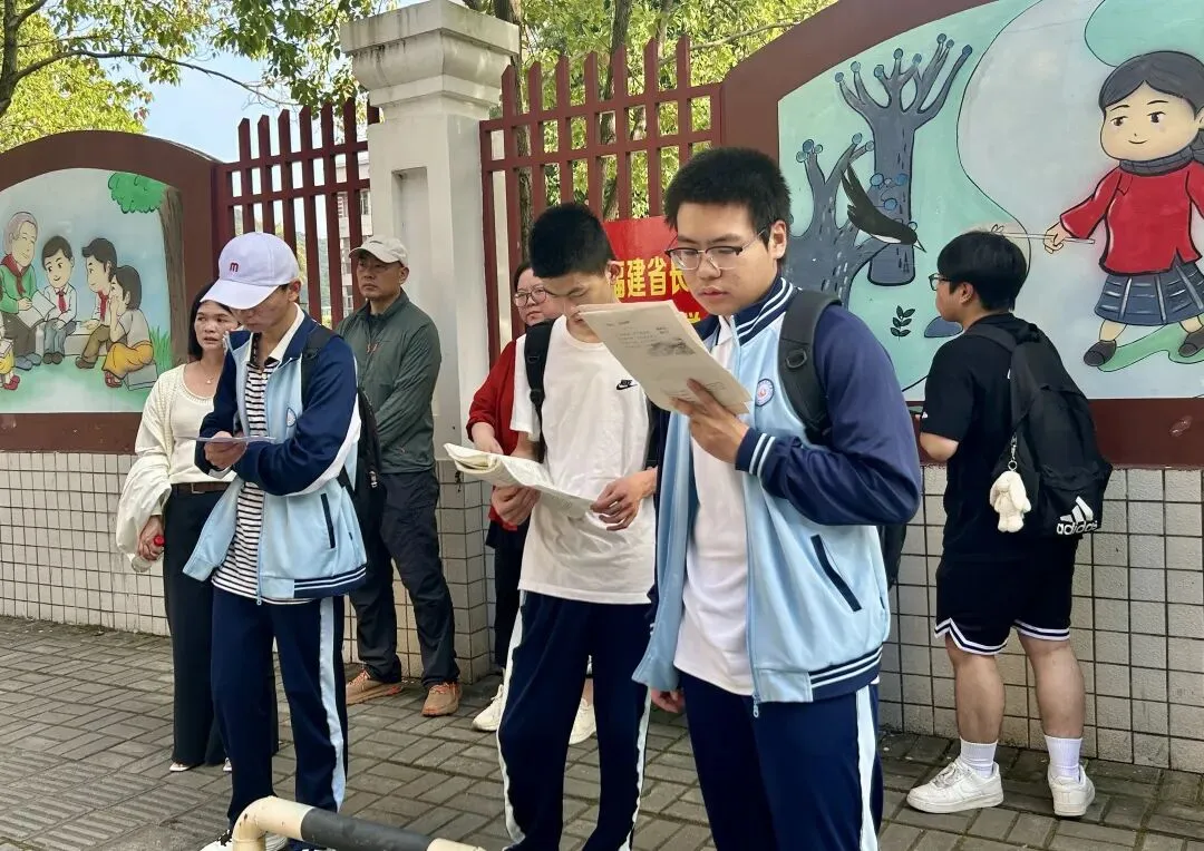 高考首日,每一个奔赴考场的你,都在闪闪发光!-第12张图片-四季读书网 高考首日,每一个奔赴考场的你,都在闪闪发光!-第12张图片-四季读书网
