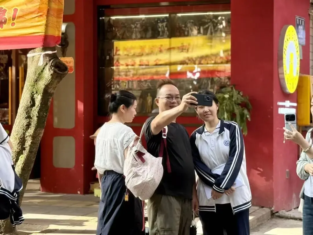 高考首日,每一个奔赴考场的你,都在闪闪发光!-第15张图片-四季读书网 高考首日,每一个奔赴考场的你,都在闪闪发光!-第15张图片-四季读书网