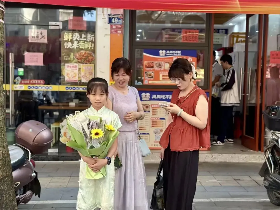 高考首日,每一个奔赴考场的你,都在闪闪发光!-第16张图片-四季读书网 高考首日,每一个奔赴考场的你,都在闪闪发光!-第16张图片-四季读书网