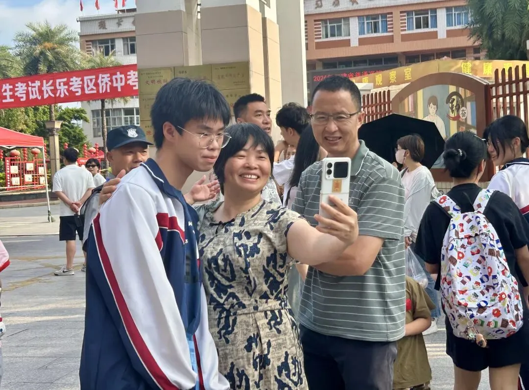 高考首日,每一个奔赴考场的你,都在闪闪发光!-第17张图片-四季读书网 高考首日,每一个奔赴考场的你,都在闪闪发光!-第17张图片-四季读书网