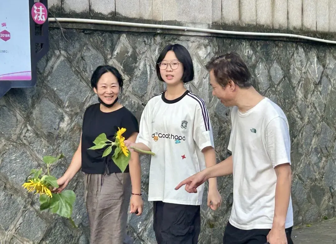 高考首日,每一个奔赴考场的你,都在闪闪发光!-第18张图片-四季读书网 高考首日,每一个奔赴考场的你,都在闪闪发光!-第18张图片-四季读书网