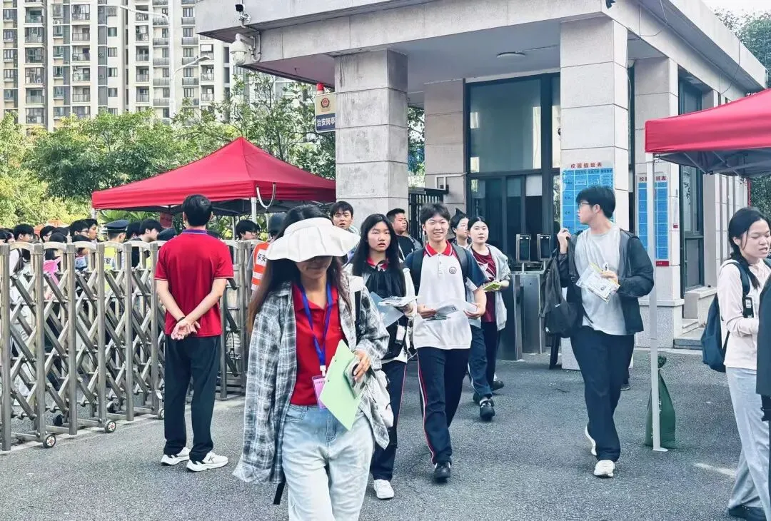 高考首日,每一个奔赴考场的你,都在闪闪发光!-第19张图片-四季读书网 高考首日,每一个奔赴考场的你,都在闪闪发光!-第19张图片-四季读书网