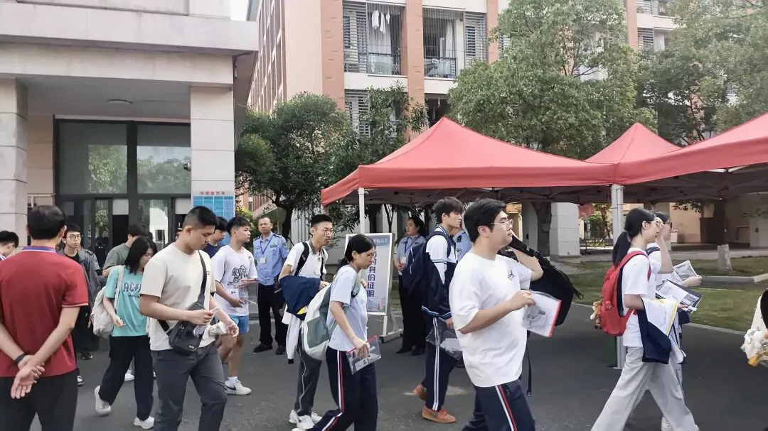 高考首日,每一个奔赴考场的你,都在闪闪发光!-第20张图片-四季读书网 高考首日,每一个奔赴考场的你,都在闪闪发光!-第20张图片-四季读书网
