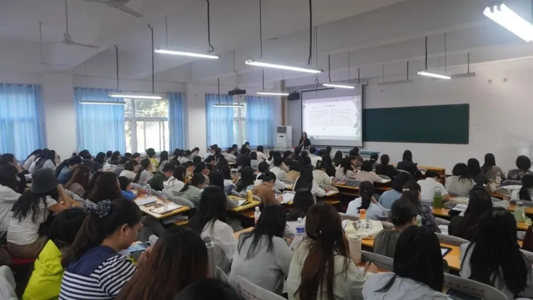 中考命题改革研讨会:全市500名初三教师齐聚恒一-第6张图片-四季读书网 中考命题改革研讨会:全市500名初三教师齐聚恒一-第6张图片-四季读书网