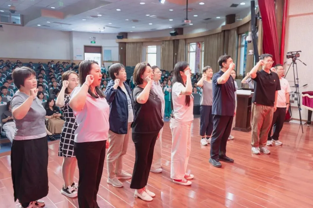 党建引领 | 卓越担当,党员护航!初三这场主题教育超燃!-第20张图片-四季读书网 党建引领 | 卓越担当,党员护航!初三这场主题教育超燃!-第20张图片-四季读书网