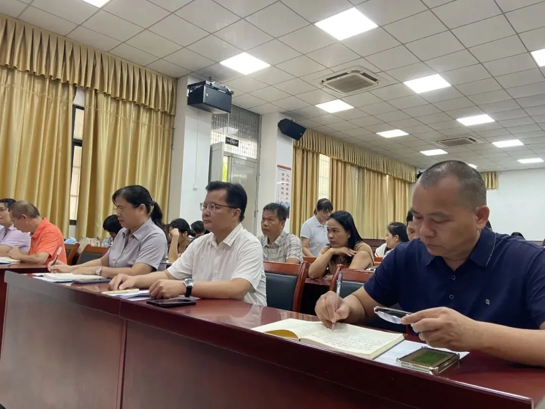 凝心聚力精备考,笃行实干战中考——儋州市民族中学2027届九年级备考论坛-第5张图片-四季读书网 凝心聚力精备考,笃行实干战中考——儋州市民族中学2027届九年级备考论坛-第5张图片-四季读书网
