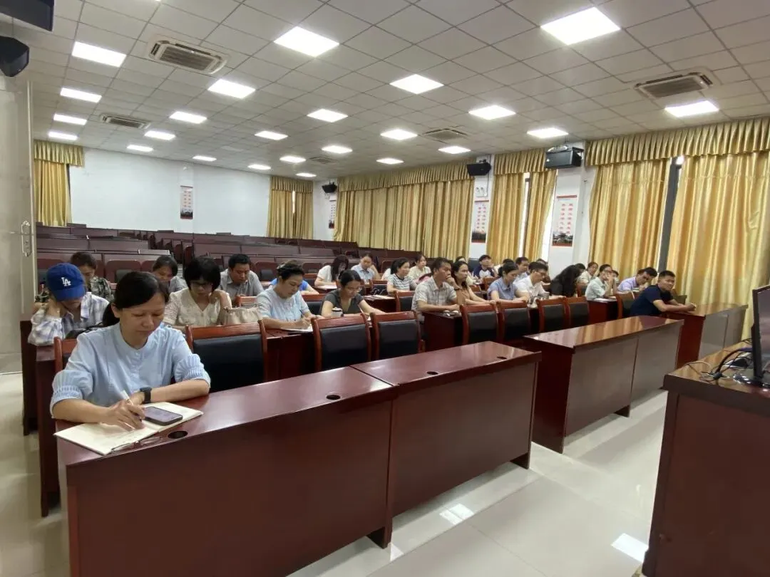 凝心聚力精备考,笃行实干战中考——儋州市民族中学2027届九年级备考论坛-第6张图片-四季读书网 凝心聚力精备考,笃行实干战中考——儋州市民族中学2027届九年级备考论坛-第6张图片-四季读书网