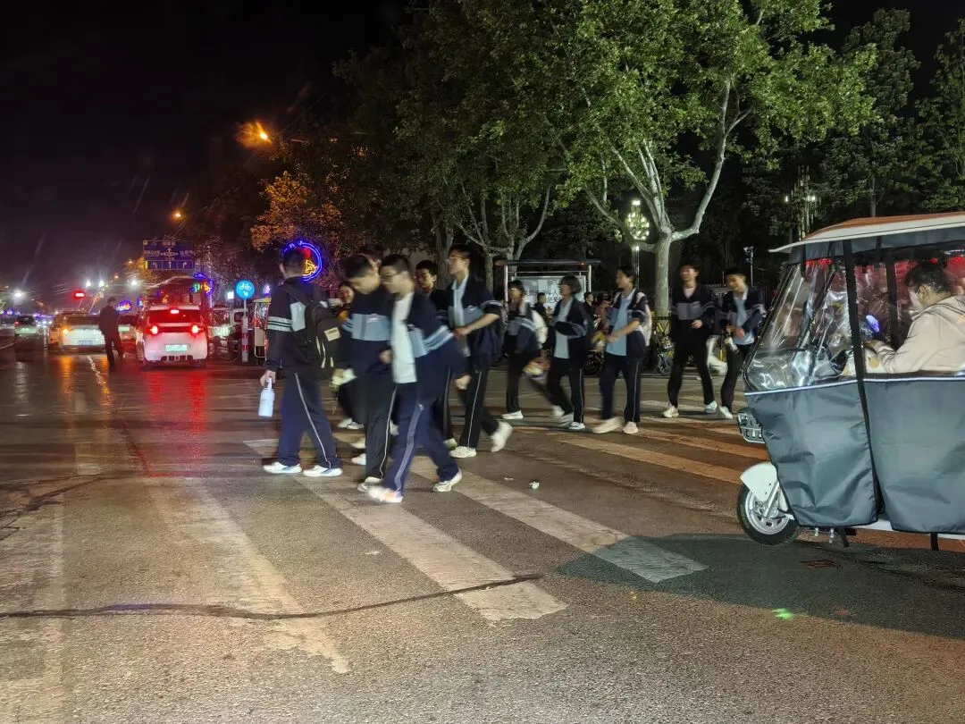 中考分流是对的,“黄毛”要是上高中,学校会鸡飞狗跳-第2张图片-四季读书网