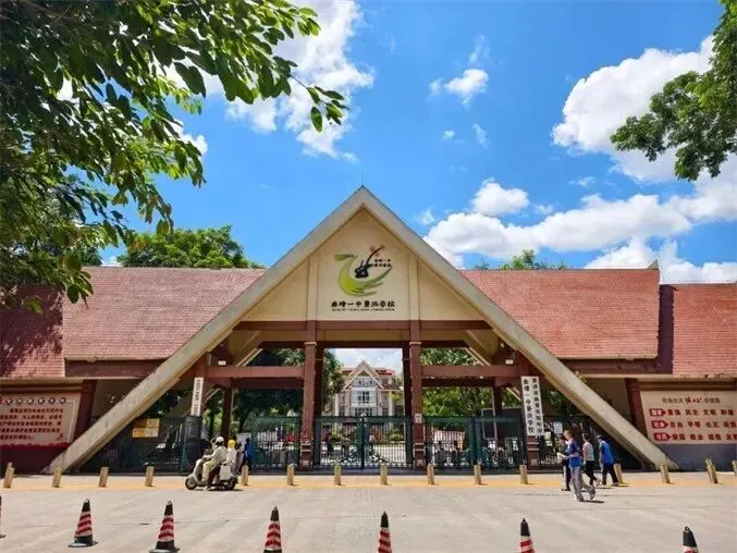 500张试卷当赌注,这个高三学生拍出的校园综艺,把邓超和李晨都请来了-第3张图片-四季读书网 500张试卷当赌注,这个高三学生拍出的校园综艺,把邓超和李晨都请来了-第3张图片-四季读书网