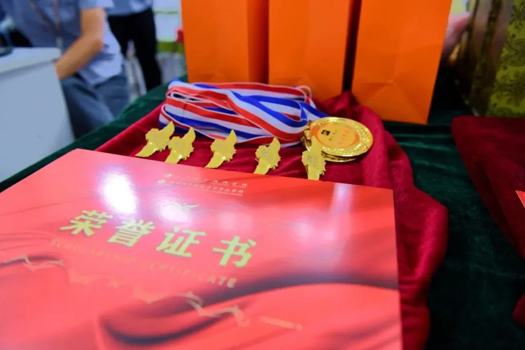 中考不拔尖,还能上大学吗?四方升学部这场表彰,给家长和孩子一个答案-第3张图片-四季读书网 中考不拔尖,还能上大学吗?四方升学部这场表彰,给家长和孩子一个答案-第3张图片-四季读书网
