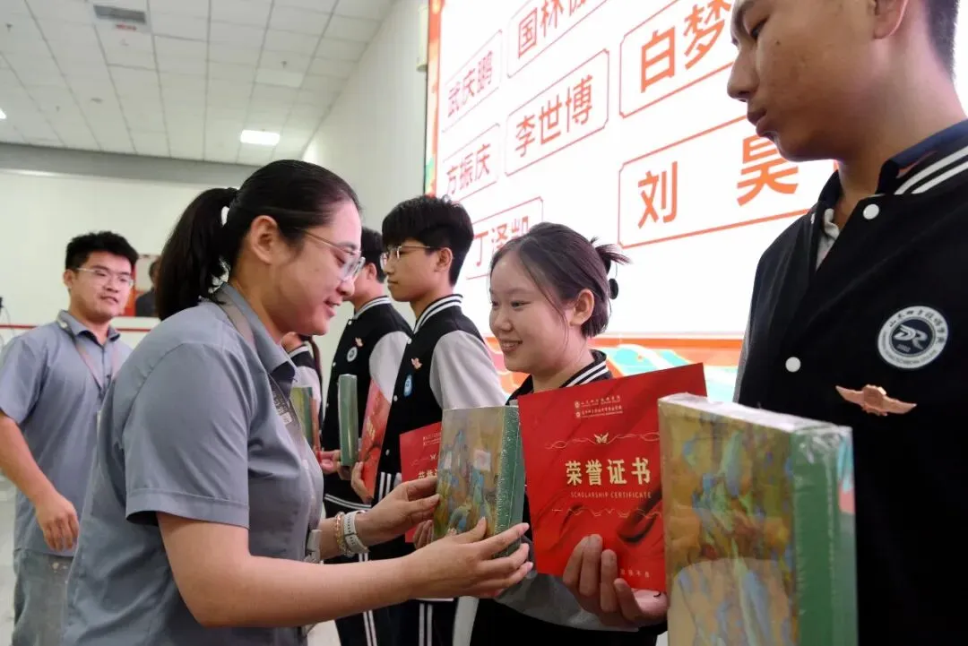 中考不拔尖,还能上大学吗?四方升学部这场表彰,给家长和孩子一个答案-第7张图片-四季读书网 中考不拔尖,还能上大学吗?四方升学部这场表彰,给家长和孩子一个答案-第7张图片-四季读书网