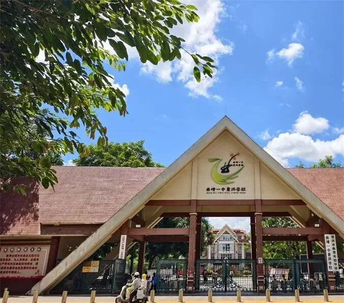500张试卷当赌注,这个高三学生拍出的校园综艺,把邓超和李晨都请来了-第6张图片-四季读书网 500张试卷当赌注,这个高三学生拍出的校园综艺,把邓超和李晨都请来了-第6张图片-四季读书网
