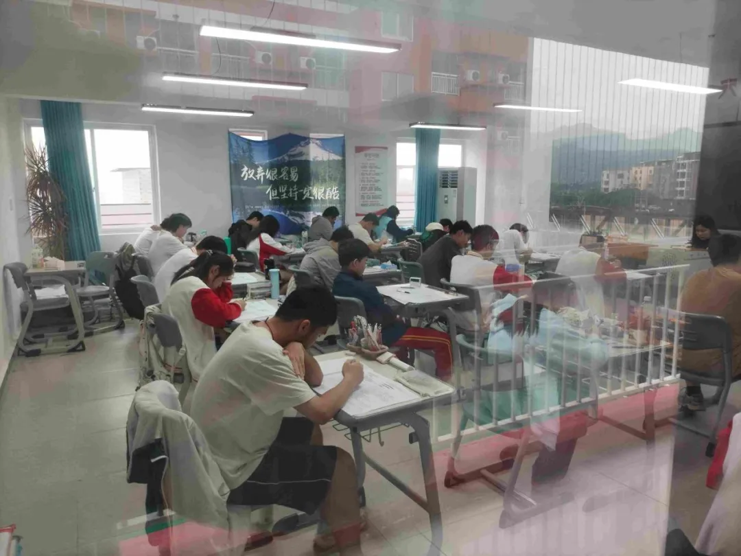 双考并进砺精兵 薪火相传筑梦途—黄师中高考学校复读班考场纪实-第5张图片-四季读书网 双考并进砺精兵 薪火相传筑梦途—黄师中高考学校复读班考场纪实-第5张图片-四季读书网