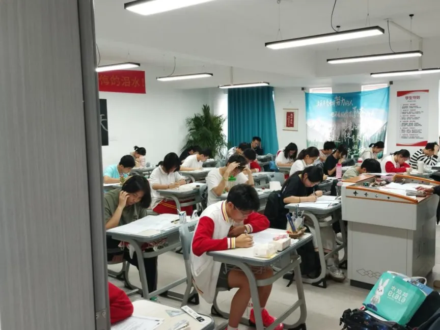 双考并进砺精兵 薪火相传筑梦途—黄师中高考学校复读班考场纪实-第6张图片-四季读书网 双考并进砺精兵 薪火相传筑梦途—黄师中高考学校复读班考场纪实-第6张图片-四季读书网