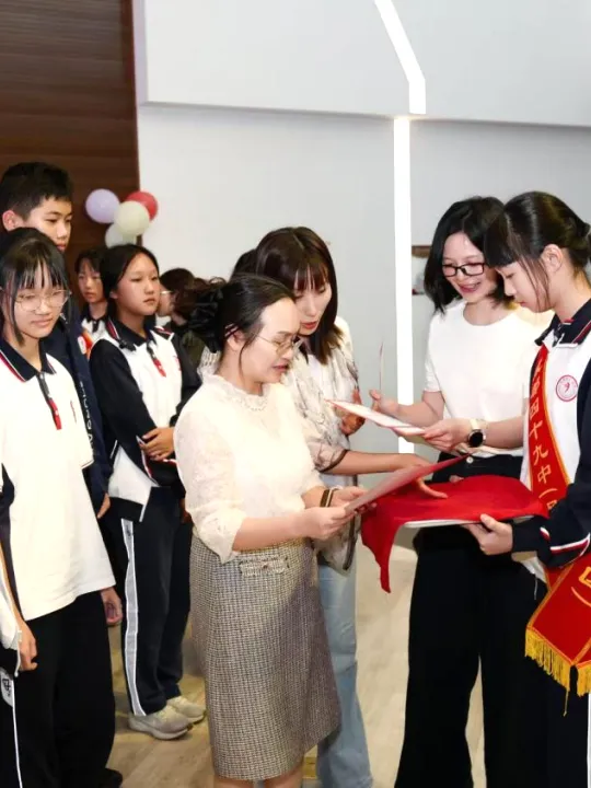聚力初三启新程·榜样领航勇争先 | 成都四十九中枫林校区初三年级表彰大会圆满举行-第12张图片-四季读书网 聚力初三启新程·榜样领航勇争先 | 成都四十九中枫林校区初三年级表彰大会圆满举行-第12张图片-四季读书网