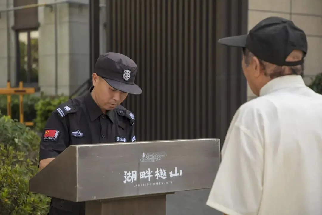 宁波这位“80后”保安初三时因家境所迫退学,18岁起开始写诗,并成为村里小学代课老师,28年写下600首诗,他有一个愿望:出版自己的诗集-第1张图片-四季读书网
