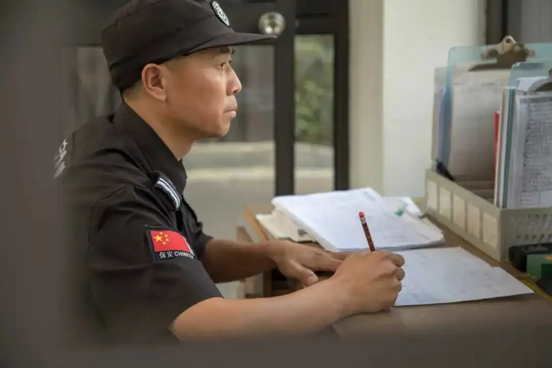宁波这位“80后”保安初三时因家境所迫退学,18岁起开始写诗,并成为村里小学代课老师,28年写下600首诗,他有一个愿望:出版自己的诗集-第3张图片-四季读书网