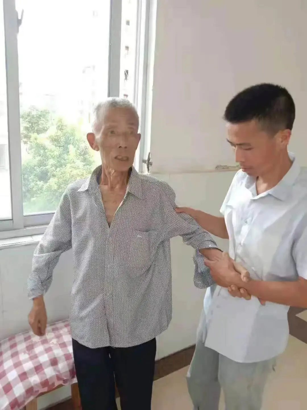 宁波这位“80后”保安初三时因家境所迫退学,18岁起开始写诗,并成为村里小学代课老师,28年写下600首诗,他有一个愿望:出版自己的诗集-第6张图片-四季读书网