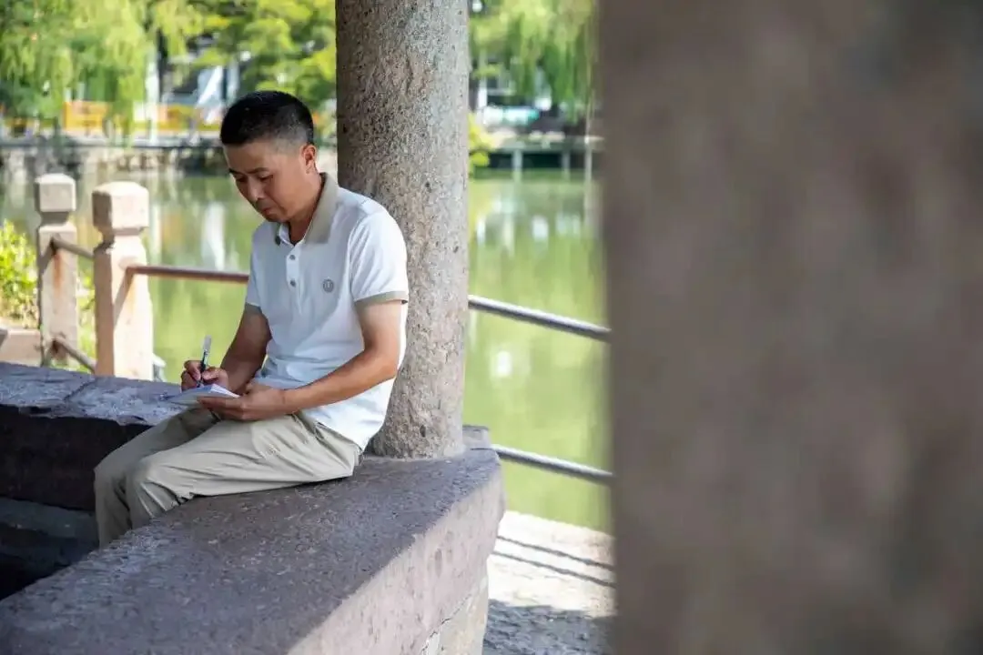 宁波这位“80后”保安初三时因家境所迫退学,18岁起开始写诗,并成为村里小学代课老师,28年写下600首诗,他有一个愿望:出版自己的诗集-第7张图片-四季读书网