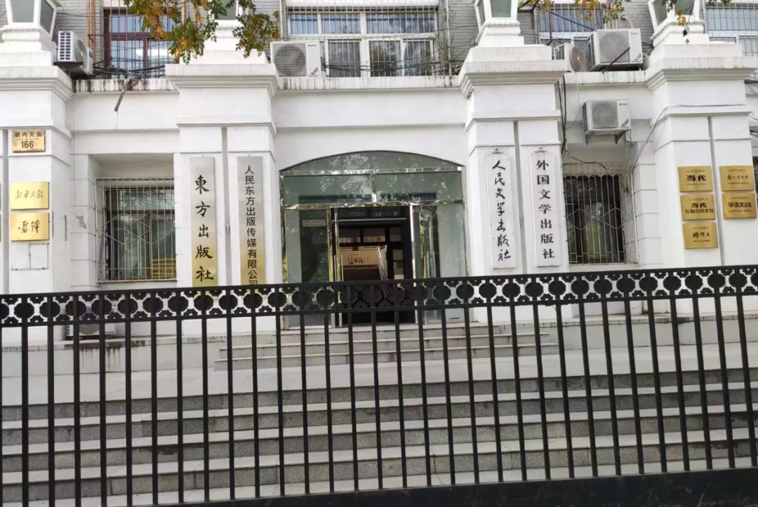 宁波这位“80后”保安初三时因家境所迫退学,18岁起开始写诗,并成为村里小学代课老师,28年写下600首诗,他有一个愿望:出版自己的诗集-第9张图片-四季读书网