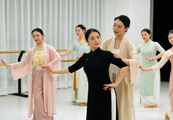 小新新文案控 | 2026湖北武汉中考高分作文《舞出新的自己》深度解析:人生最好的成长,是不断更新自己-第10张图片-四季读书网 小新新文案控 | 2026湖北武汉中考高分作文《舞出新的自己》深度解析:人生最好的成长,是不断更新自己-第10张图片-四季读书网