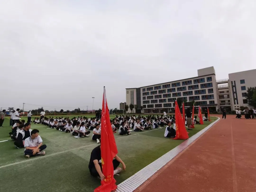 奔跑向未来,接力战初三——上音实验鹤壁分校九年级10*100接力跑燃情举行-第4张图片-四季读书网 奔跑向未来,接力战初三——上音实验鹤壁分校九年级10*100接力跑燃情举行-第4张图片-四季读书网