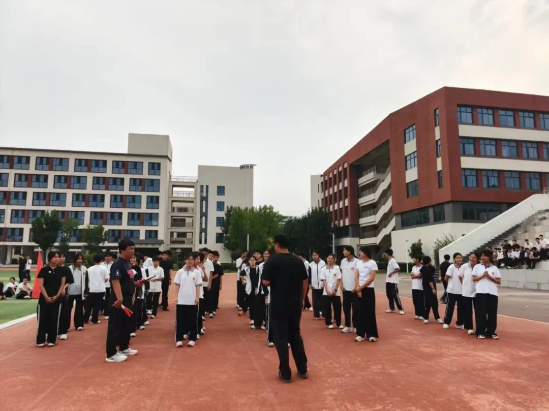 奔跑向未来,接力战初三——上音实验鹤壁分校九年级10*100接力跑燃情举行-第7张图片-四季读书网 奔跑向未来,接力战初三——上音实验鹤壁分校九年级10*100接力跑燃情举行-第7张图片-四季读书网