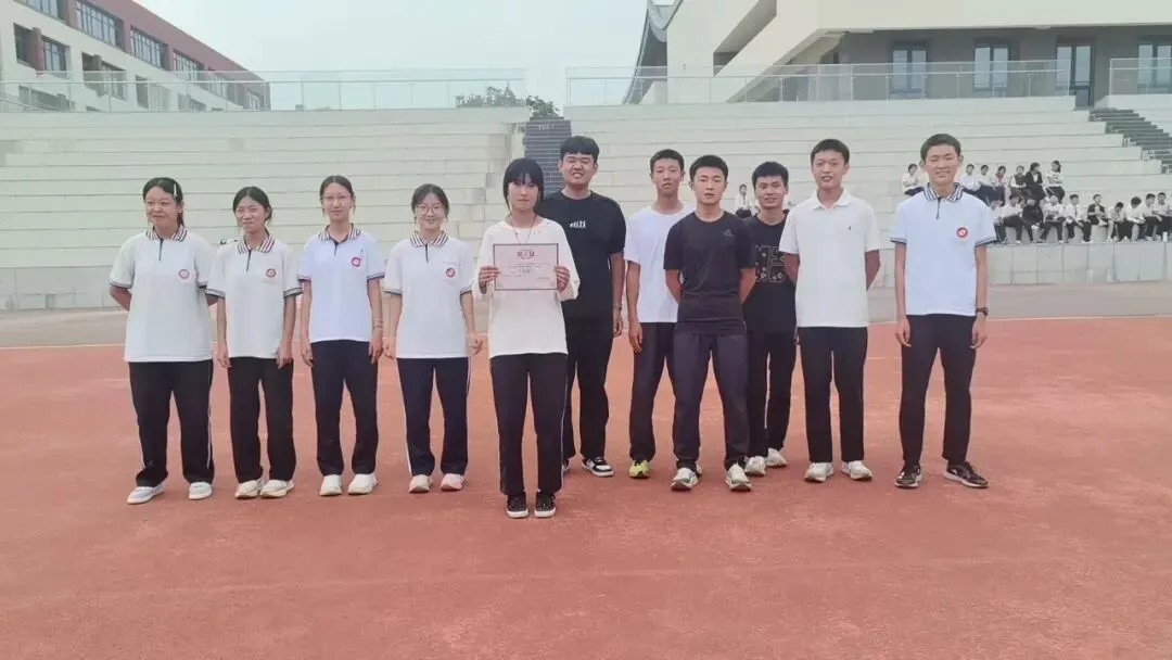 奔跑向未来,接力战初三——上音实验鹤壁分校九年级10*100接力跑燃情举行-第9张图片-四季读书网 奔跑向未来,接力战初三——上音实验鹤壁分校九年级10*100接力跑燃情举行-第9张图片-四季读书网