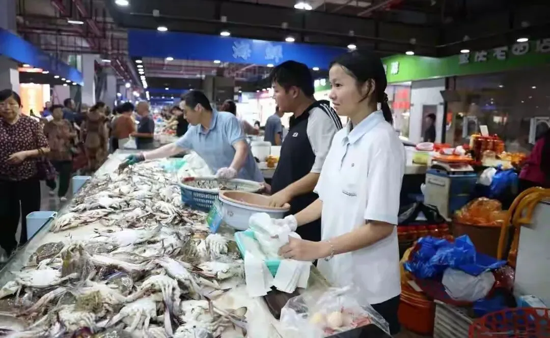 14岁女孩菜市场摆摊卖螃蟹近十年,中考体育刚考完就帮家里守摊干活-第1张图片-四季读书网
