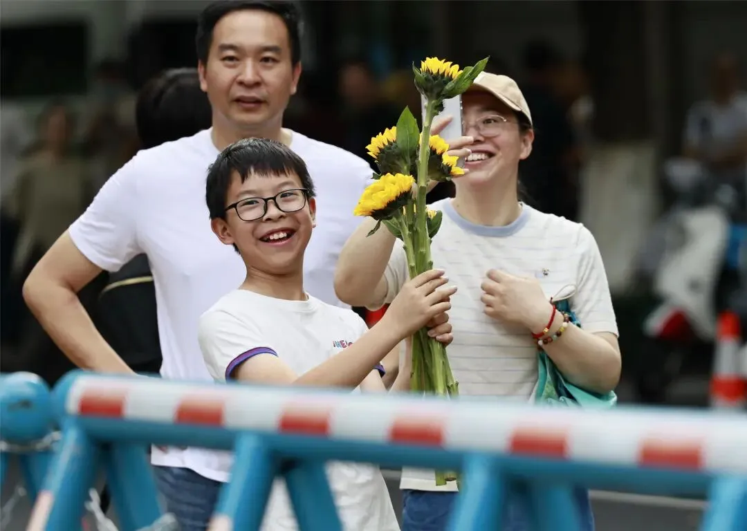 今日中考启幕!9.5万名考生奔赴梦想-第4张图片-四季读书网 今日中考启幕!9.5万名考生奔赴梦想-第4张图片-四季读书网