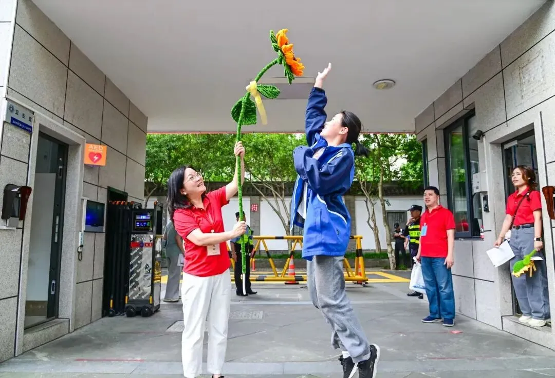 今日中考启幕!9.5万名考生奔赴梦想-第5张图片-四季读书网 今日中考启幕!9.5万名考生奔赴梦想-第5张图片-四季读书网